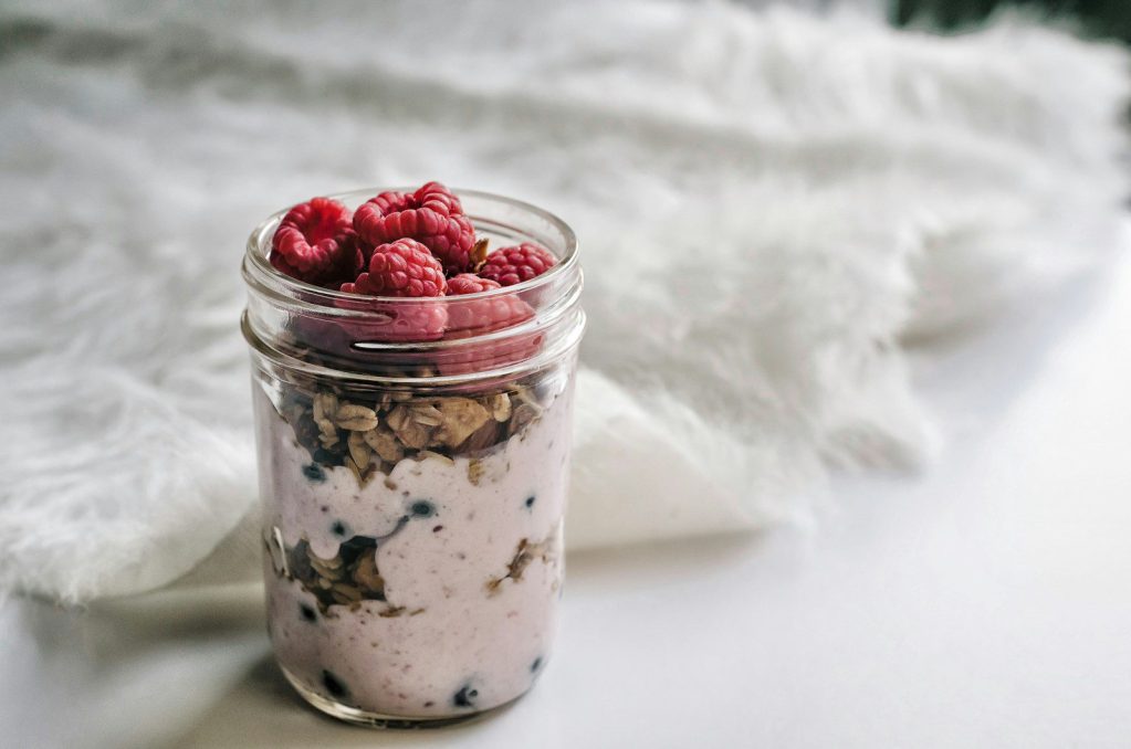 granola and yoghurt filled mason jar. meal-prep ideas